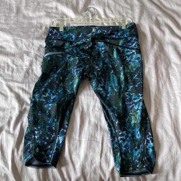 CUTE PRINTED LULULEMON CAPRI LEGGINGS - Picture 2 of 3